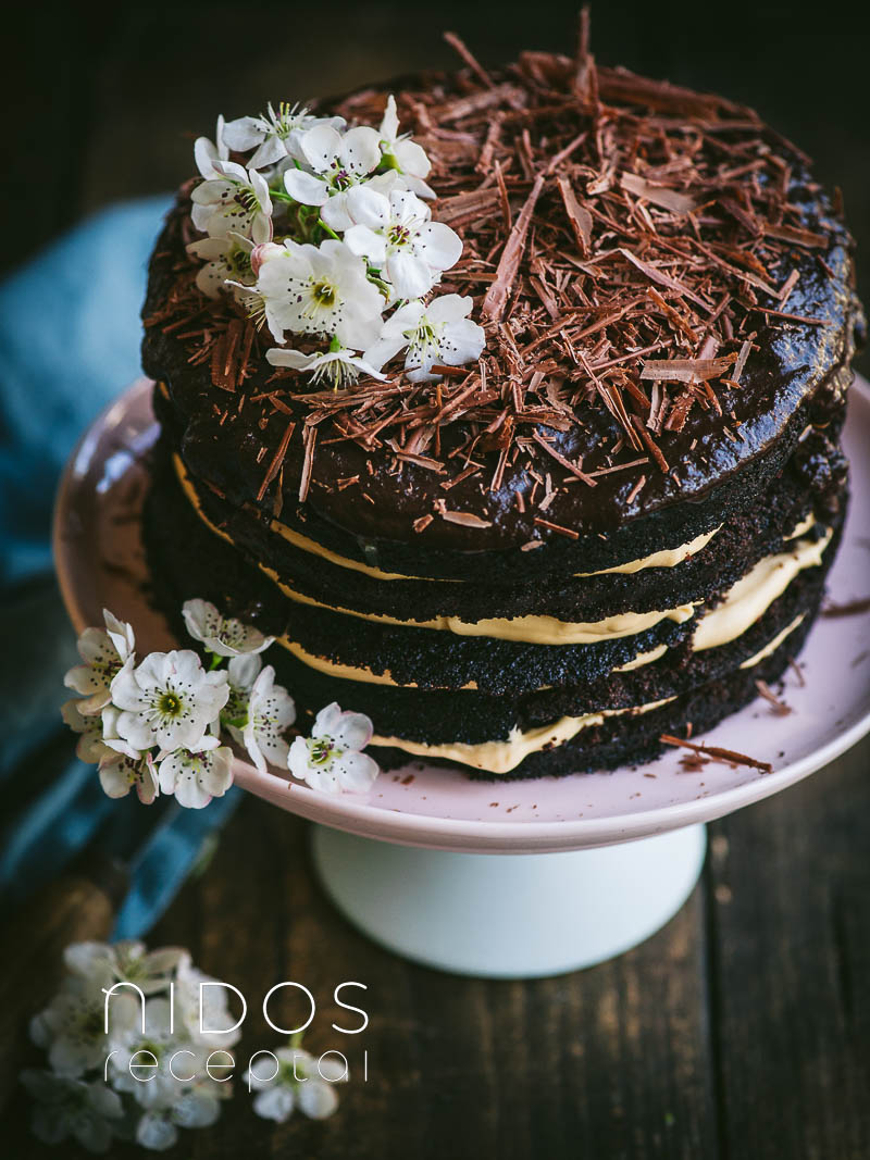 šokolado drožlėmis papuoštas tortas