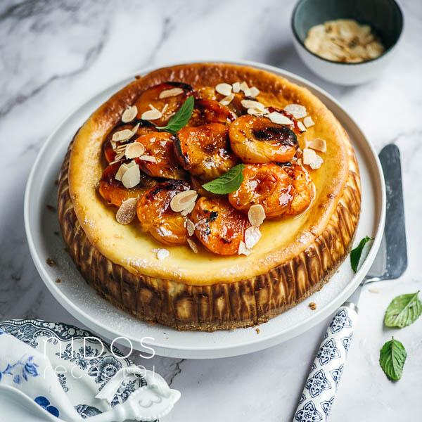 Cheesecake with baked apricots and amaretto
